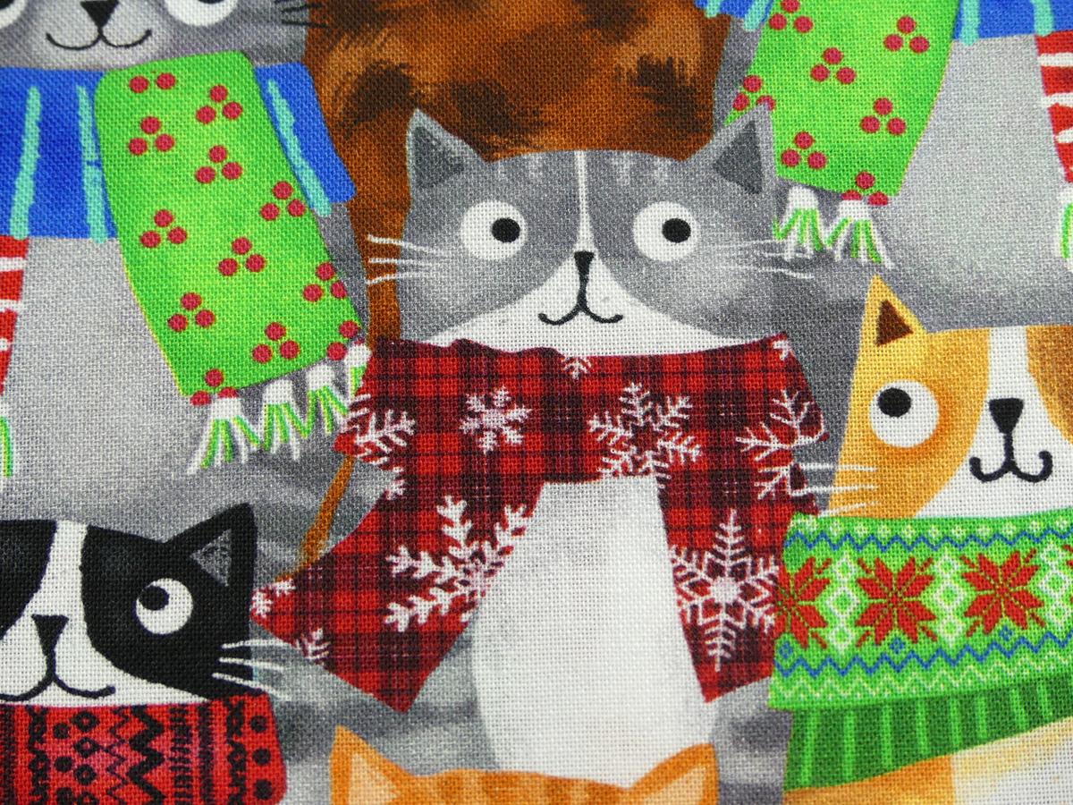 Patchworkstoff mit Katzen und bunten Schals Detailansicht